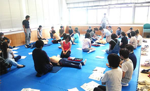 人体模型を使った心肺蘇生法の実技