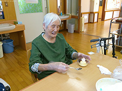 調理レクリエーション（アイス作り） 4/5