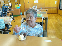 調理レクリエーション（アイス作り） 2/5